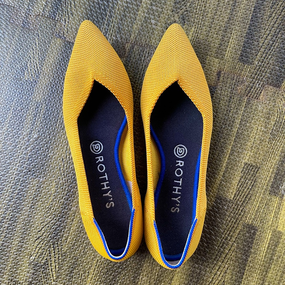 Rothy’s point toe shoe in yellow used 8.5